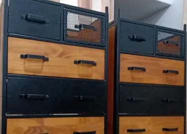 Duas cômodas industriais